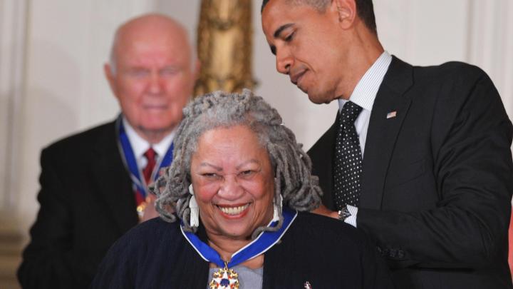 Toni-Morrison Received Medai From Barack Obama
